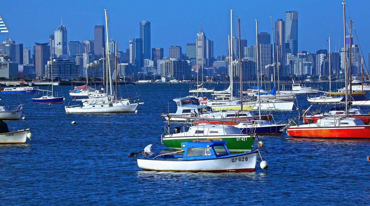 Melbourne City mit Boote im Vordergrund